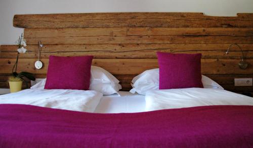 2 bedrooms, 7 beds