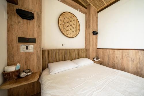 Standard Double Room with Shared Bathroom image 10