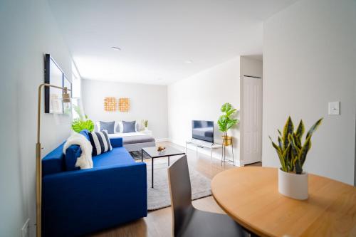 Complete & Comfy Studio Apt near Boystown - Oakdale 317 rep photo 2