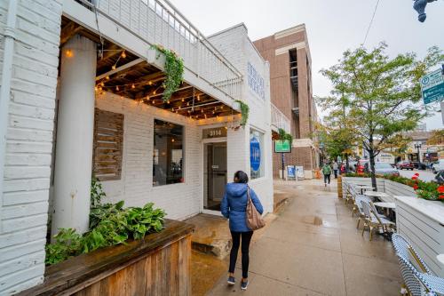 Modern Style Studio Full Kitchen Boystown
