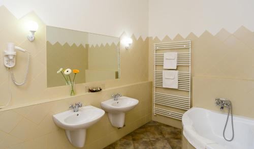 Károlyi Kastély Hotel & Restaurant - image 5