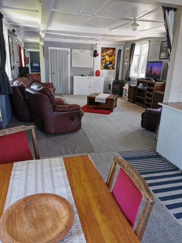 Barbwire Bach in Opunake