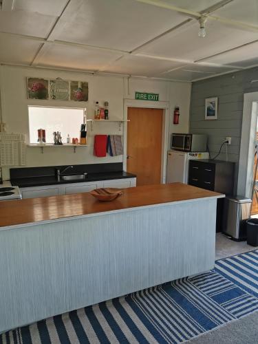 Food and beverages, Barbwire Bach in Opunake