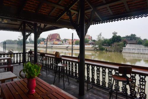 Baan Veanglhek Residence near Wat Phutthaisawan Temple