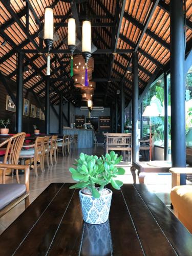 Baan Veanglhek Residence near Wat Phutthaisawan Temple