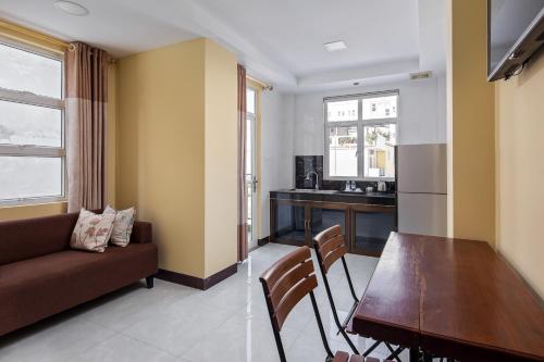 Botum Palace Hotel Room Type - Family Suite Balcony City View Botum Palace Hotel Room Type - Family Suite Balcony City View