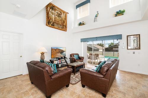 Luxury 4 Bedroom Villa in gated Community close to parks - image 6