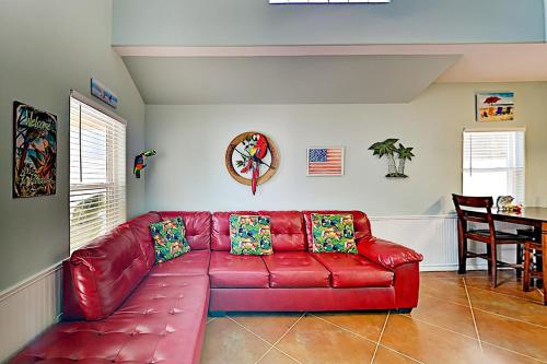Pirates Hideaway - 2 Pools Mins to Beach & Dining condo - image 7