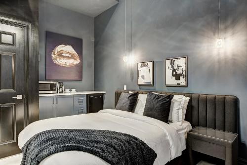 Room in BB - Queen Studio Room Downtown Musees Montreal