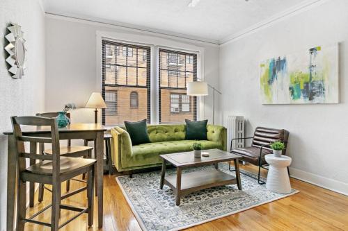 Artistic Flair 1 Bedroom Apartment In Lakeview