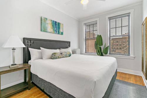 Artistic Flair 1 Bedroom Apartment In Lakeview - image 2
