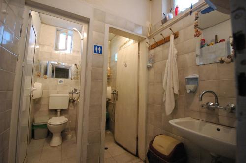 浴室, 喲嗬旅舍 (Yo Ho Hostel) in 瓦爾納