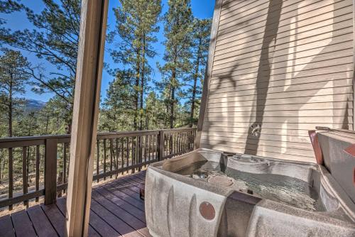 Grand Ruidoso Hideaway with Game Room and Hot Tub - image 2