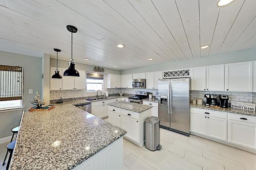 Upgraded Coastal Getaway - Firepit - Walk to Beach home - image 7
