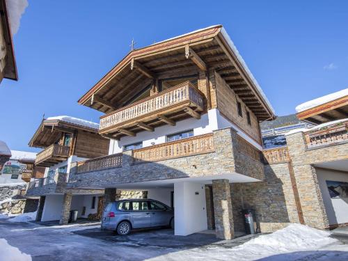 Charming chalet with 4 bathrooms, near a baby lift Neukirchen