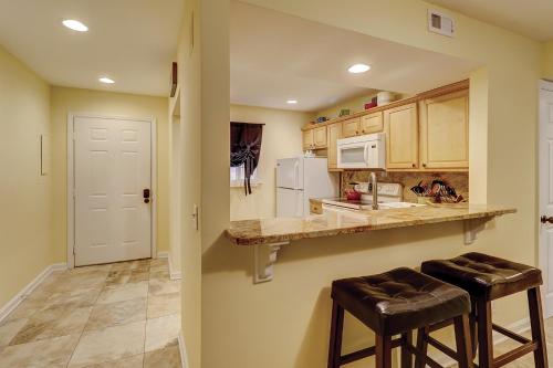 105 Beckenham 2 BR Port Royal Beach - main image