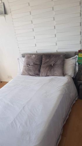 Best Double Bedroom Available + Free Wi-fi, , Bedfordshire