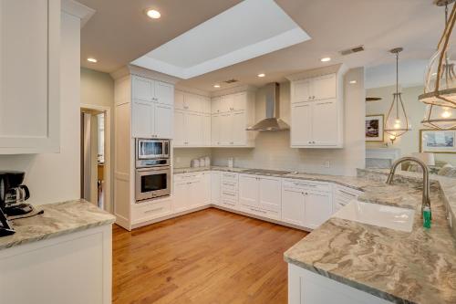 Updated beach home Private pool Sleeps 12 4 BR 4 BA Bikes & Beach Gear included thumb 4