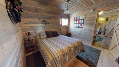 Canyonlands Barn Cabin with Loft Full Kitchen Dining Area for Large Groups - image 2