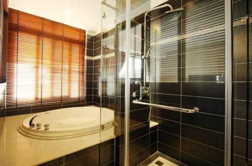 Golden Bay Holiday Inn photo