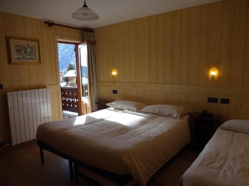 3 twin beds