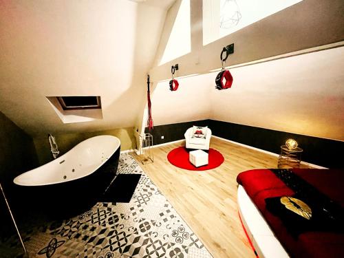 . Redroom Loveroom Chambre Spa privative Insolite Thème 50 nuances de grey