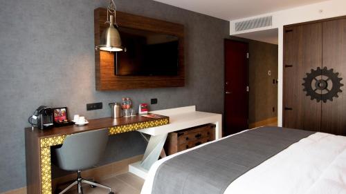 Standard King Room image 4