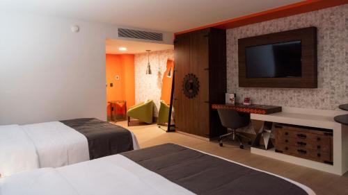 Standard Room with Two Queen Beds image 9