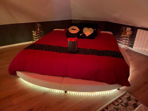 Redroom Loveroom Chambre Spa privative Insolite Thème 50 nuances de grey - Tap to explore photos