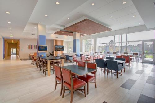 Holiday Inn Express & Suites - Charlotte Southwest an IHG Hotel - image 5