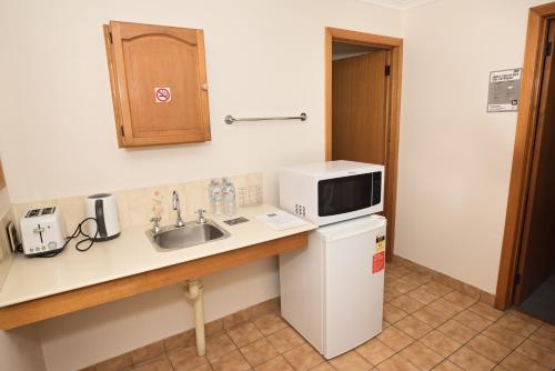 Elm Court Motel Stop at Elm Court Motel to discover the wonders of Albury. Both business travelers and tourists can enjoy the hotels facilities and services. Facilities like family room, BBQ facilities, laundry serv