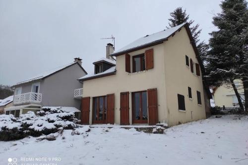 maison forêt d'Aubrac , au coeur de la nature