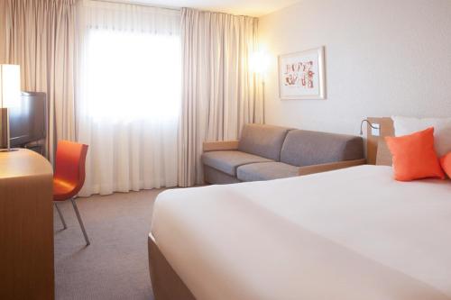 1 queen bed, 2 sofa beds
