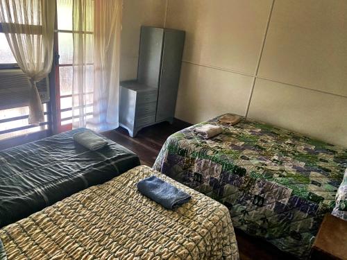 1 double bed, 2 twin beds