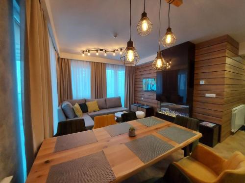 2 bedrooms, 5 beds