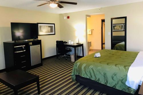 設施, 品質套房酒店 (Quality Inn & Suites) in 路易斯安那州西門羅 (LA)
