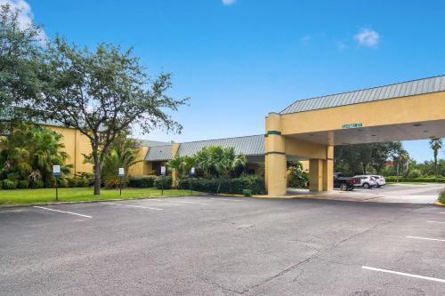 Stayable Suites Jax West