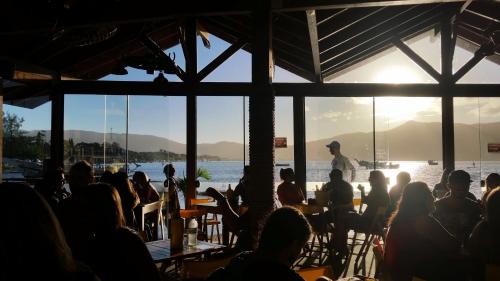 餐廳, Florianópolis Pousada Moçambeach (Florianopolis Pousada Mocambeach) in 聖約翰多西奧維爾梅洛