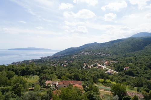 Sea View Apartment with Garden near Opatija