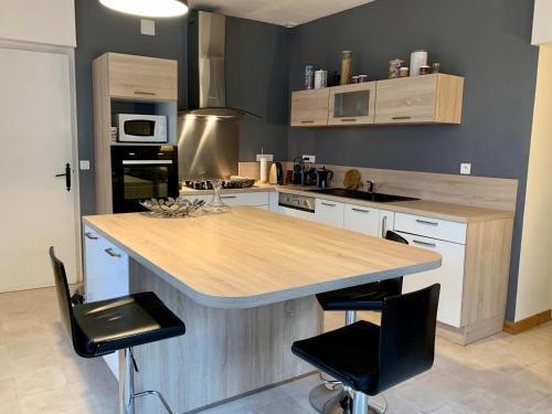 Grande maison avec jardin et terrasse privés gîte à louer Forêt de Prayols