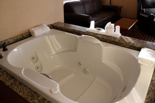 Suite, spa bathtub
