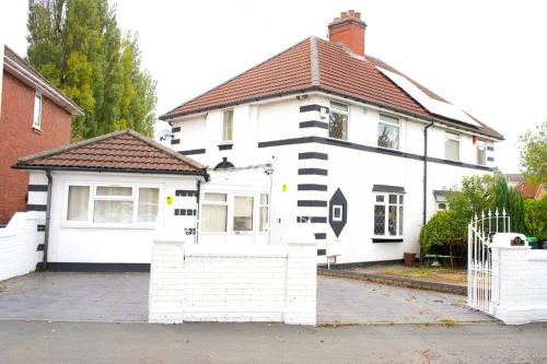 Sophisticated & Comfy 4 Bed House, Hosts Up To 5 Guests!!, , West Midlands