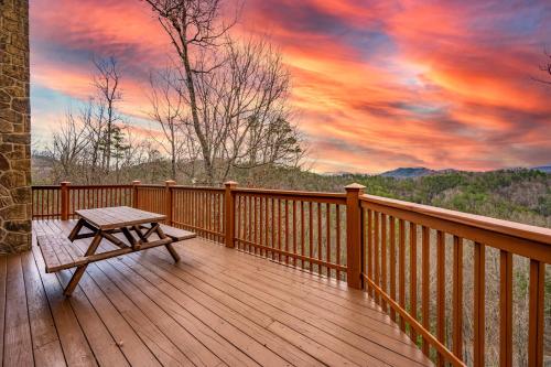 OVER THE MOUNTAIN - Smoky Mountain View Cabin