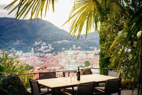 Two-Bedroom House room in Villa Bertacchi - inside and out Como