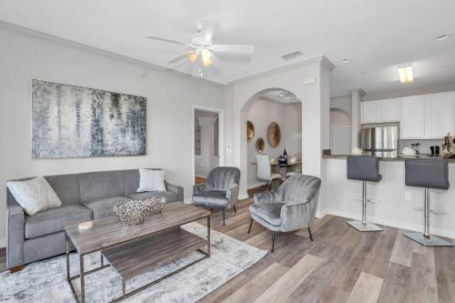Spacious 3BR Condo - Pool and Hot Tub! - image 3