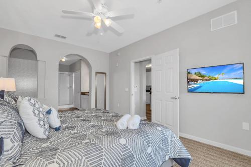 Spacious 3BR Near Disney - Pool and Hot Tub!
