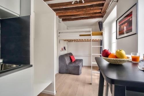 Lovely Mezzanine Studio in the Heart of Paris 3M, Paryż