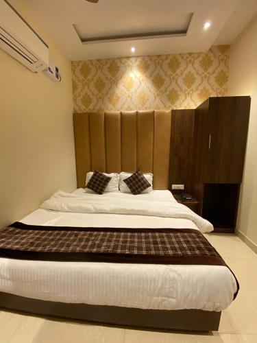 Deluxe Double Room image 10