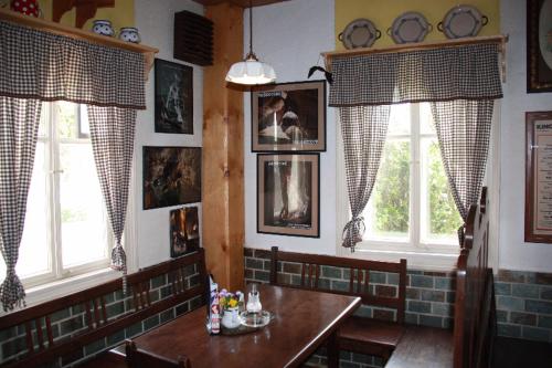 Restorāns, Rodinný penzion Dřevěnka-Kulturni Pamatka (Rodinny penzion Drevenka-Kulturni Pamatka) in Bozkov