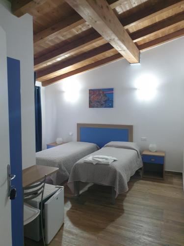 2 twin beds